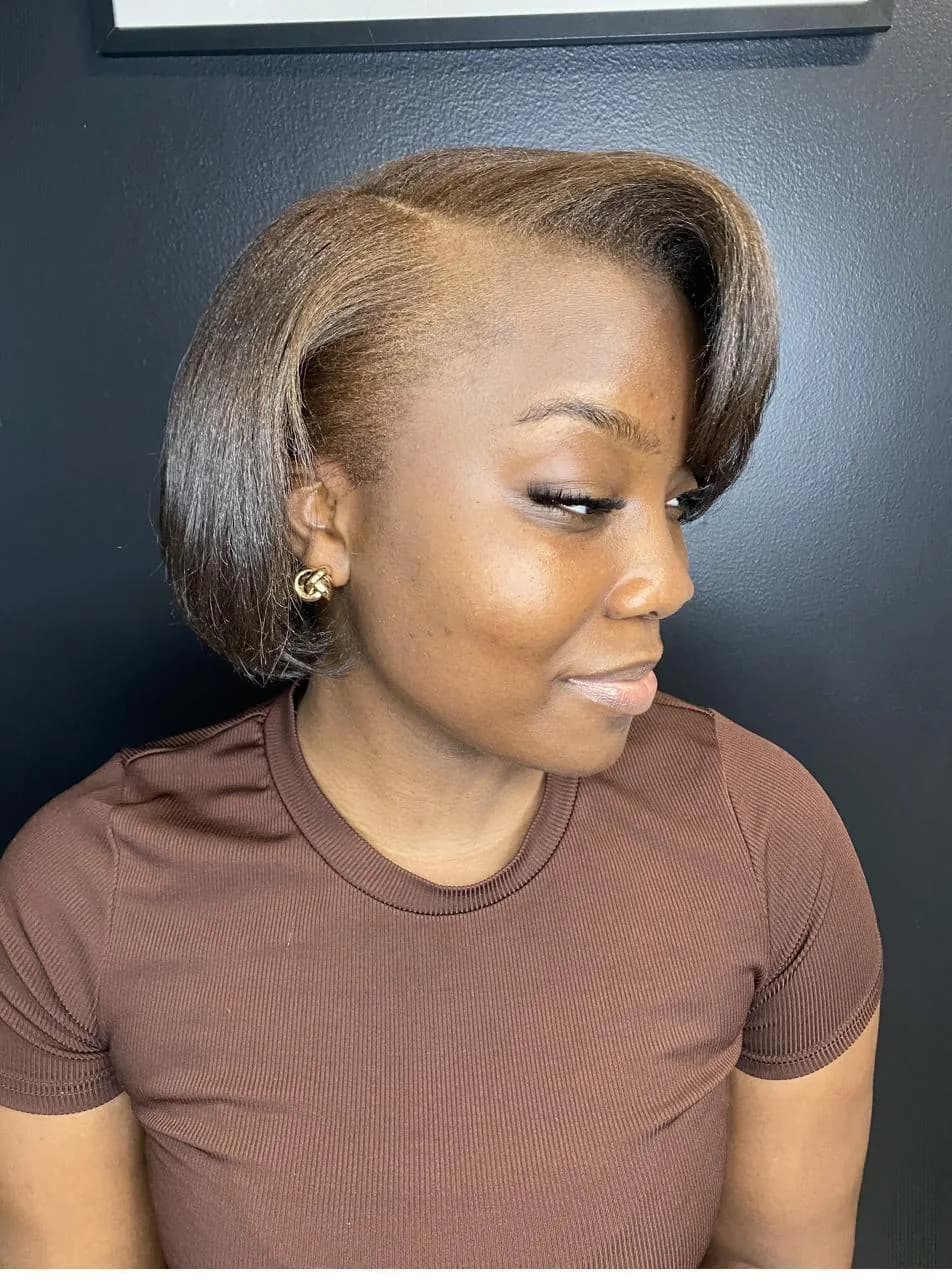 Bob lissé brillant, profil élégant, Studio IAM Beauté
