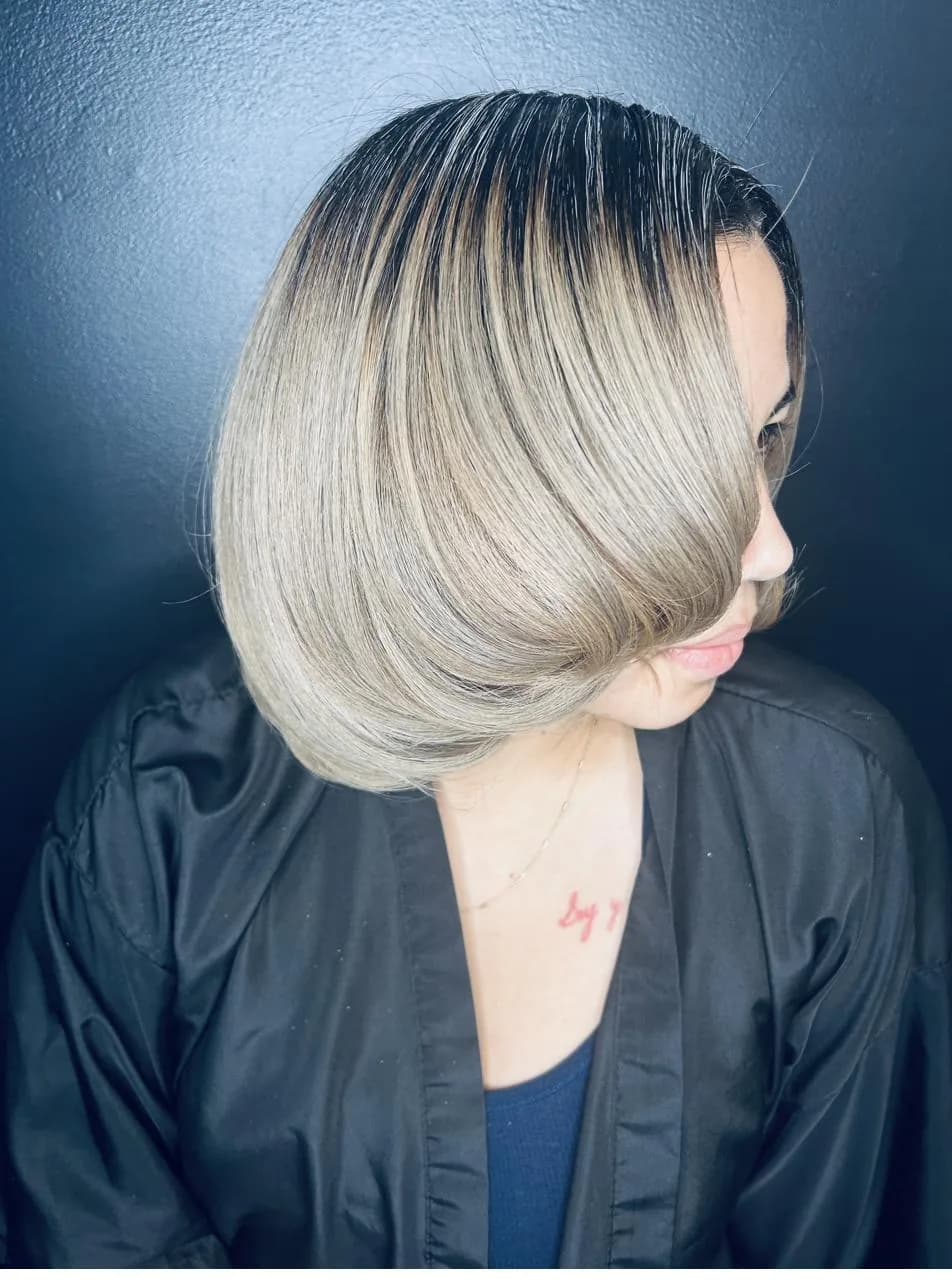 Coloration blond glacé sur carré arrondi, Studio IAM Beauté