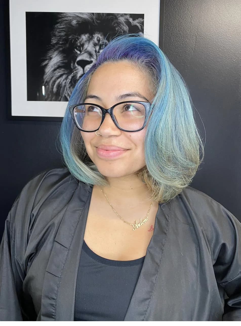 Coloration bleu nuit sur carré dégradé, Studio IAM Beauté